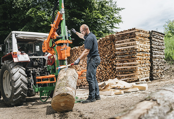 Couper du bois de chauffage à la tronçonneuse